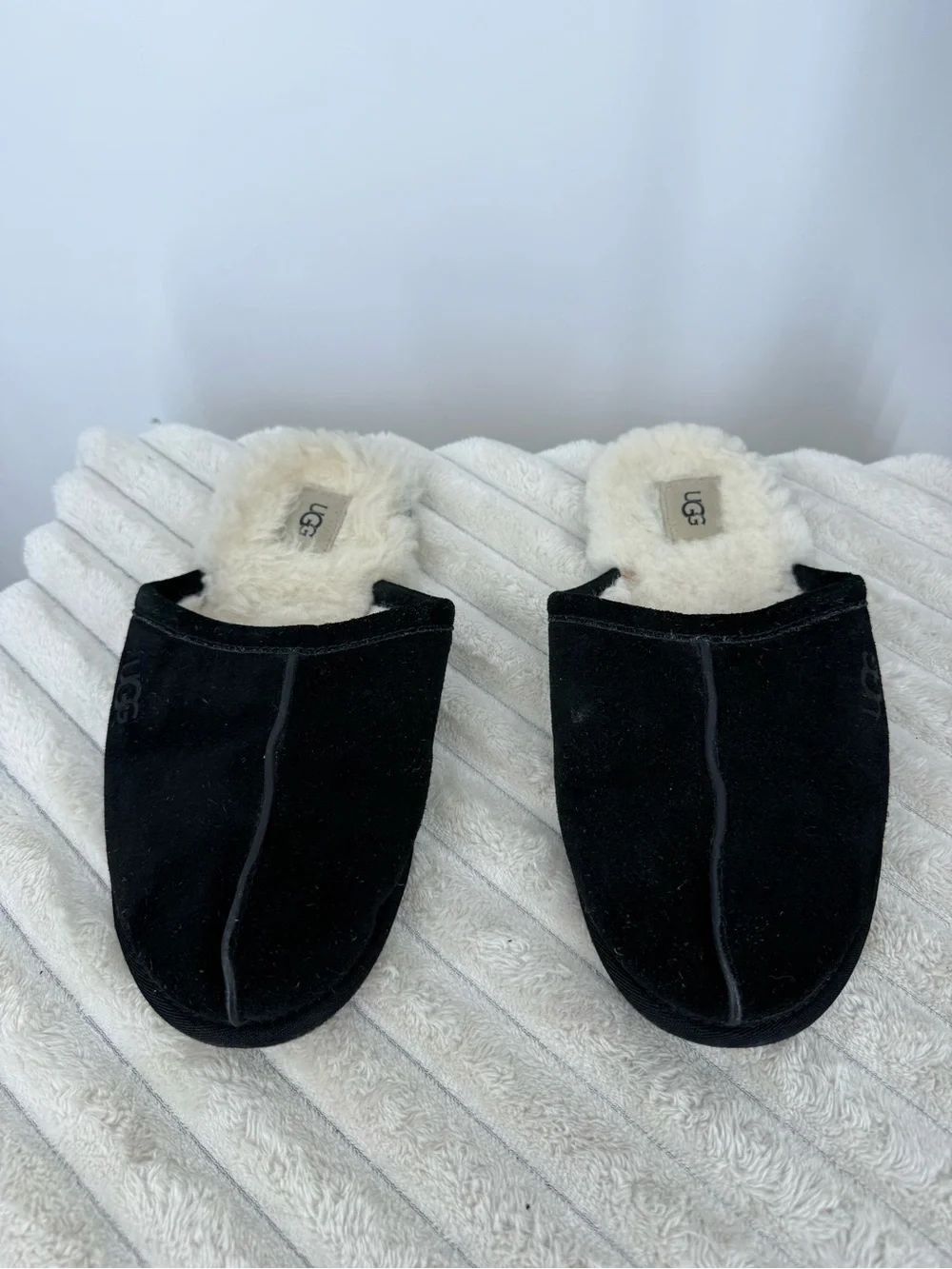 UGG Men’s Scuff Black Shearling-Lined Slippers size 8